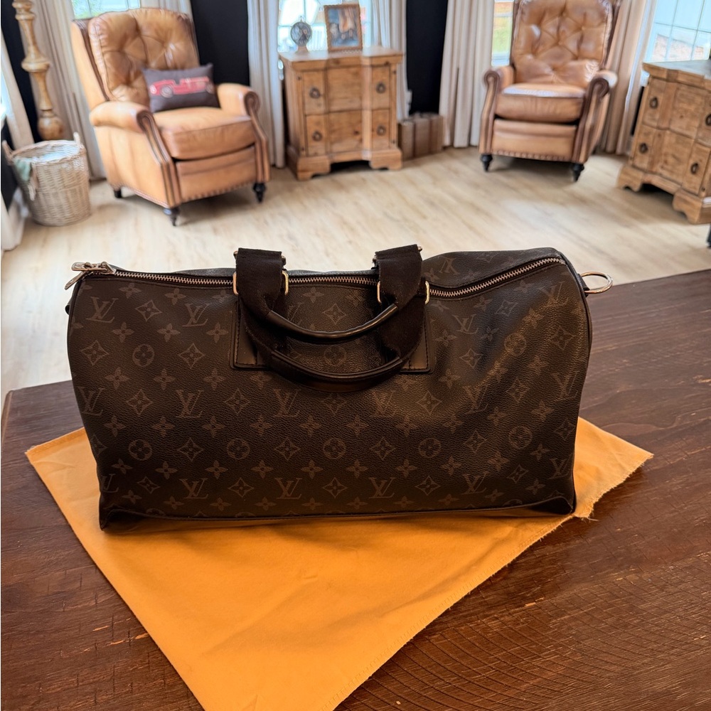 LOUIS VUITTON
Monogram Eclipse Reverse Keepall
Bandouliere 35